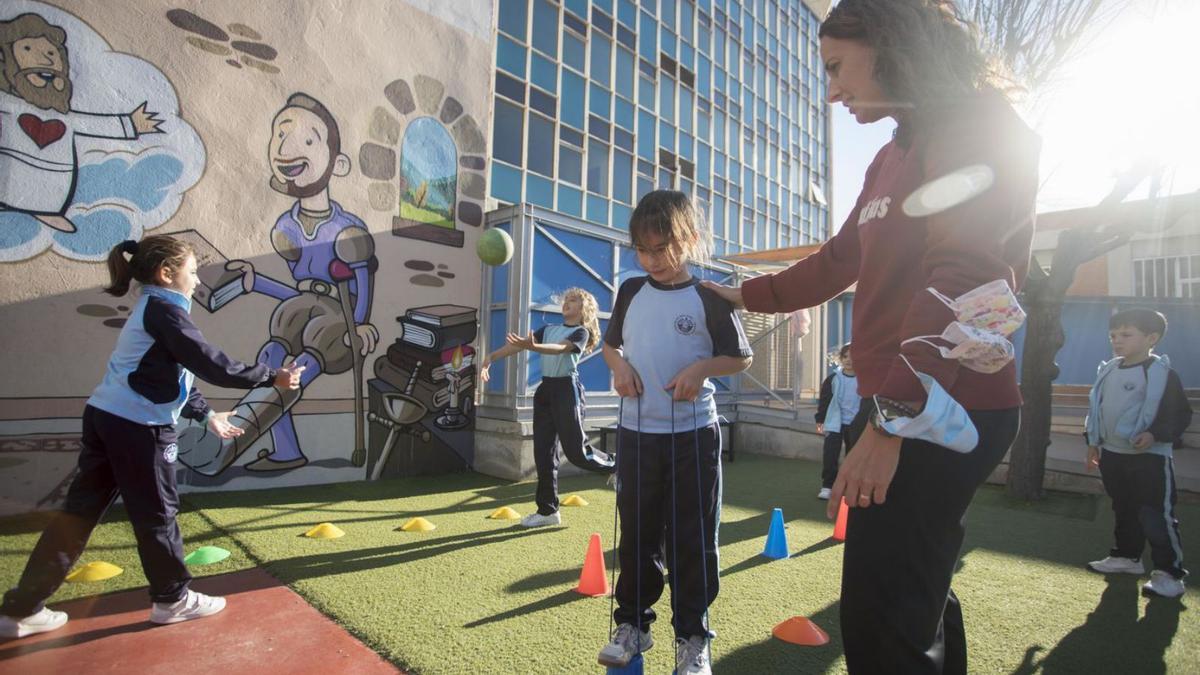Niños sin mascarilla realizando actividades físicas en las Escuelas San José de València. | F BUSTAMANTE