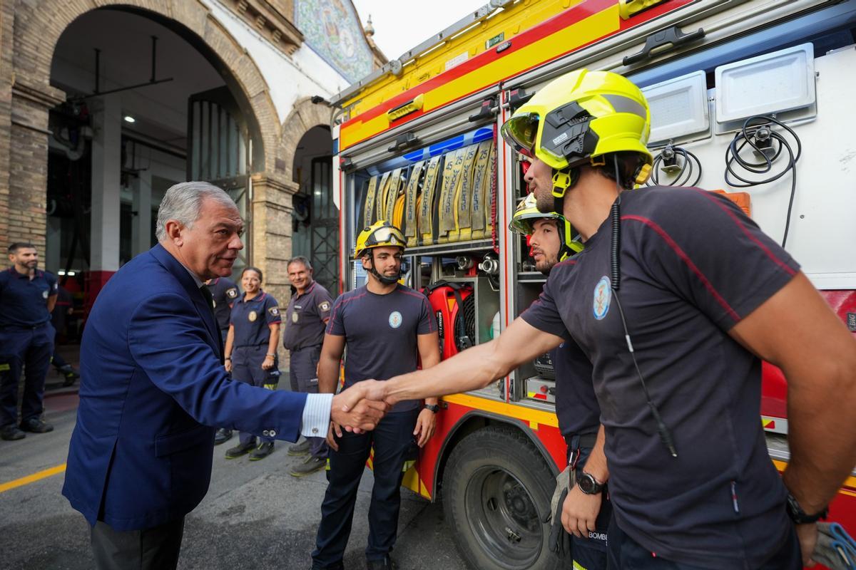 Imagen de archivo del alcalde de Sevilla, José Luis Sanz, visitando las reformas de un parque de Bomberos de la ciudad.
