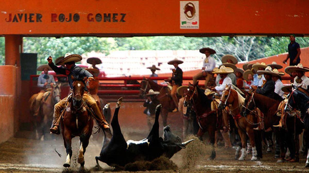 Un grup de mexicans amb vestits tradicionals competeix durant l’aniversari del Lienzo La Nacional, el lloc on els joves celebren els ’rodeos’.