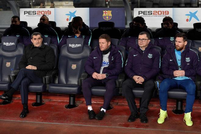 Leo Messi sigue el clásico desde el banquillo junto a Ernesto Valverde al comienzo del partido de ida de las semifinales de Copa del Rey entre el FC Barcelona y el Real Madrid en el Camp Nou