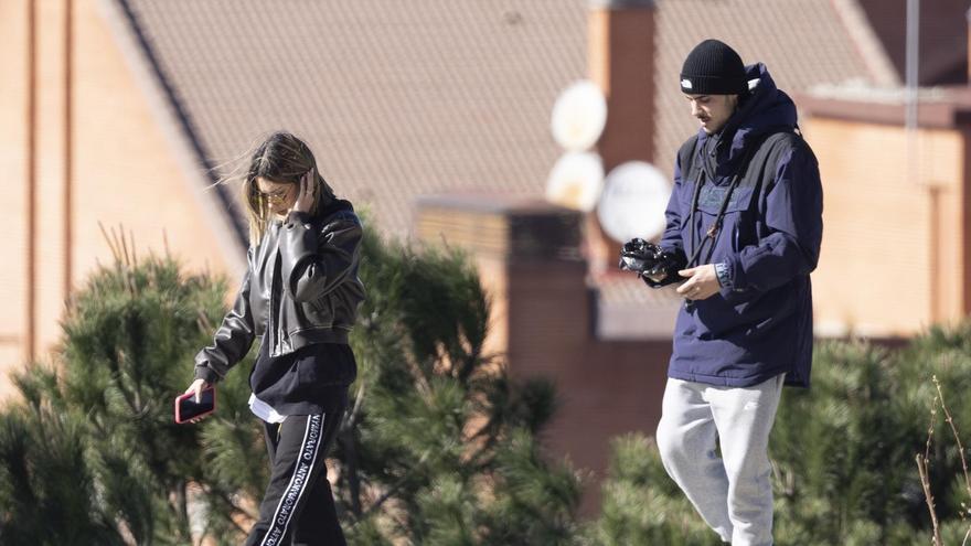 Alejandra Rubio y Carlo Costanzia, paseando.