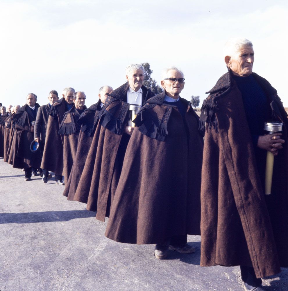 Bercianos de Aliste, Zamora. Los viejos asisten a la procesión envueltos en la gruesa capa de lana, denominada "capa chiva"