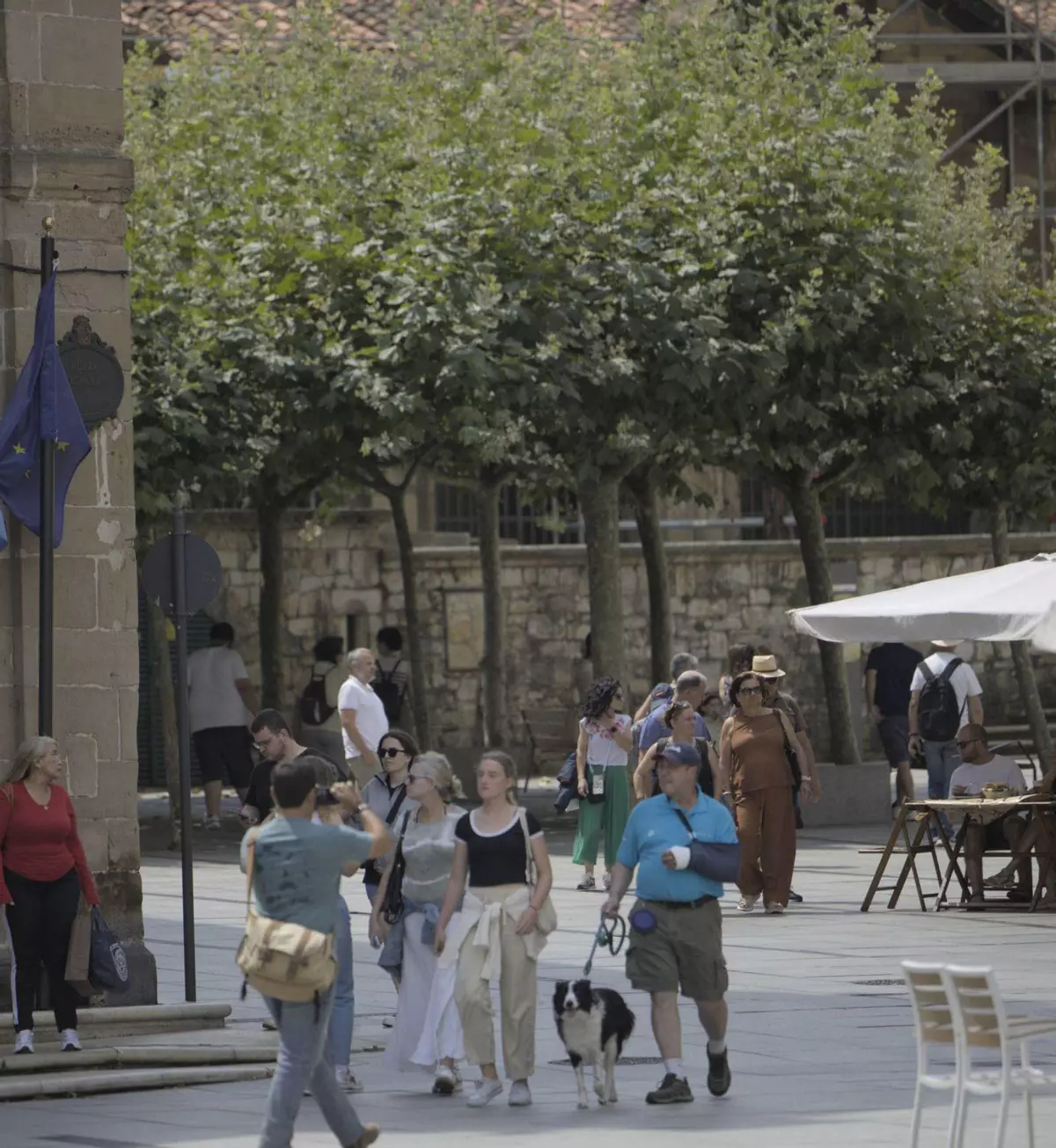 "Las pocas habitaciones libres vuelan": Avilés inaugura un agosto repleto, entre peregrinos y una oleada de turistas nacionales