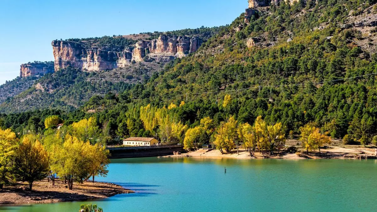 La ruta de senderismo más bonita de Cuenca pasa junto a una cascada alucinante, una ermita del siglo XVI y un pueblo medieval de cuento