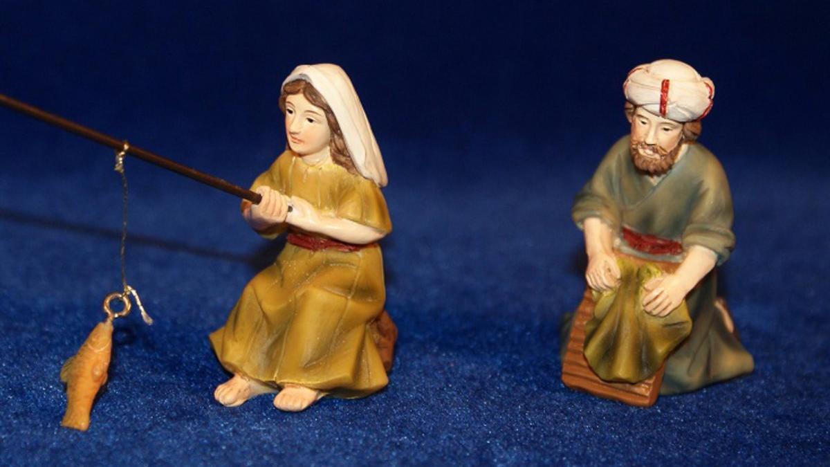 Las dos figuras de pesebre: la pescadora y el hombre que lava la ropa.