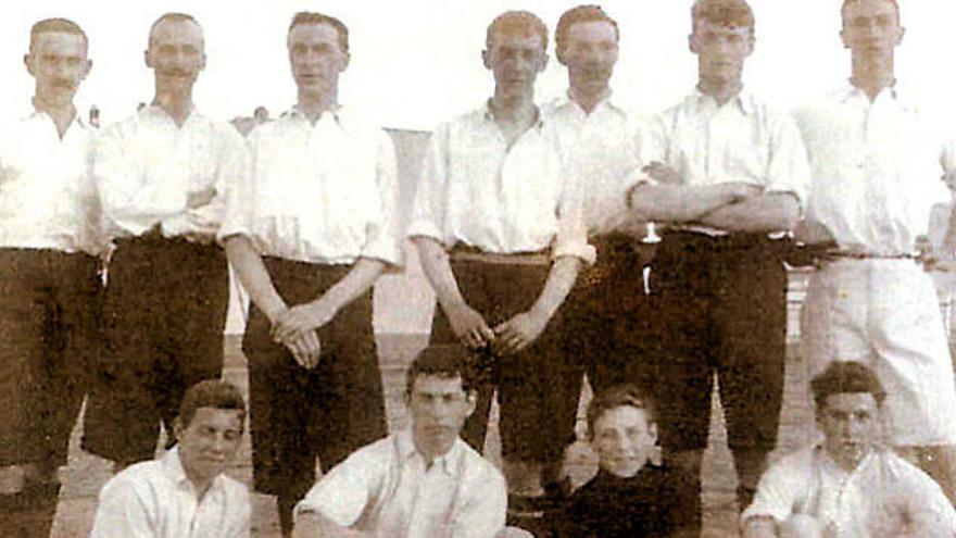 Una formación de Las Palmas Football Club, fundado en 1902, entidad originaria del balompié grancanario.