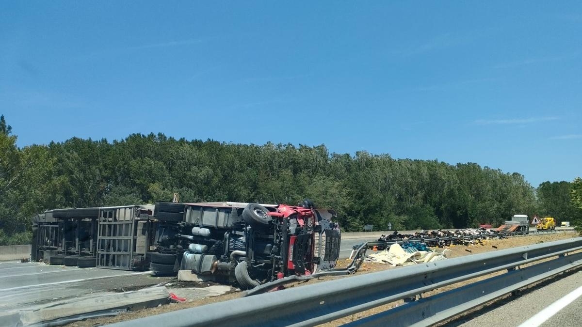 Camión accidentado en la AP-7 junto a la salida de Hostalric