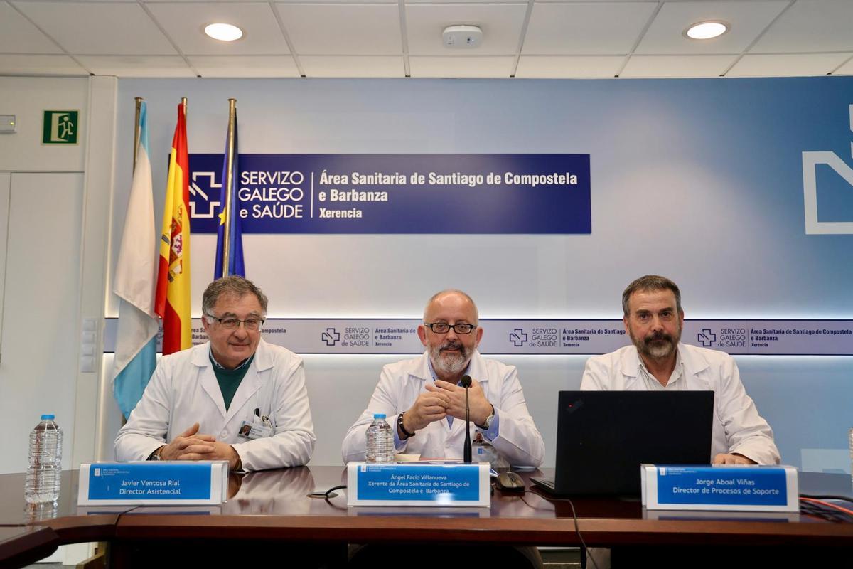 El gerente del CHUS. Ángel Facio, flanqueado por Javier Ventosa y Jorge Aboal en el Clínico de Santiago.