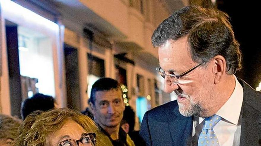 Rajoy parla amb una dona, a Santander