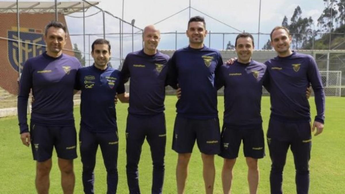 Joel Lara, a la izquierda de Jordi Cruyff, junto al cuerpo técnico de Ecuador