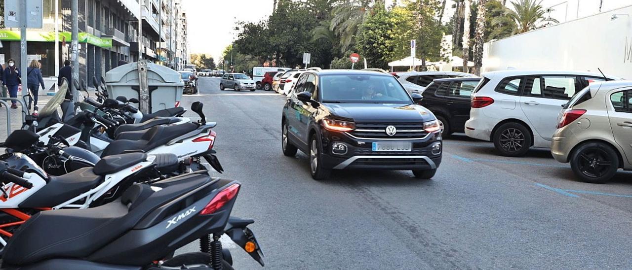 Una imagen de un vehículo circulando por el casco urbano de Elche, ayer. | ANTONIO AMORÓS