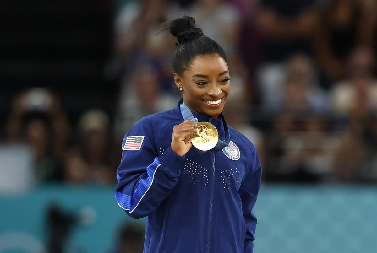 Simone Biles posa con su medalla de oro después de las pruebas de gimnasia artística en los Juegos Olímpicos de París 2024
