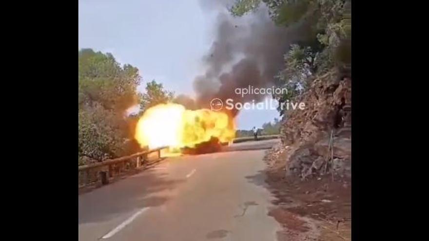 VÍDEO: Incendi i explosió d&#039;una furgoneta en una carretera de Mallorca