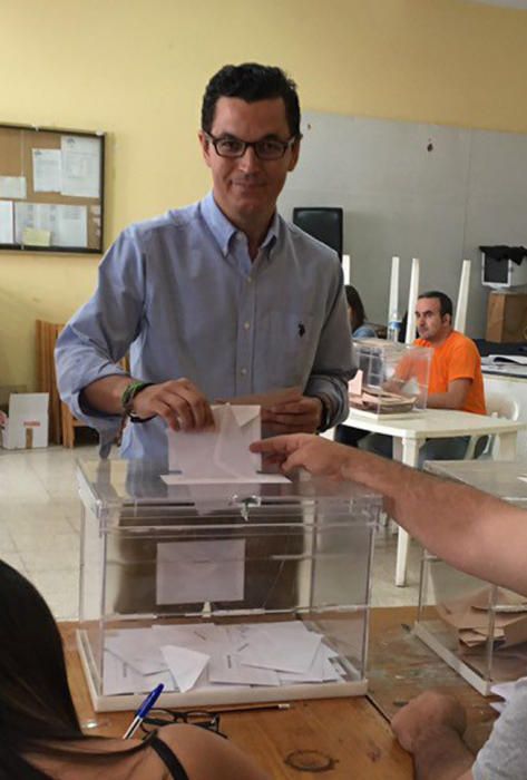 El candidato de Coalición Canaria al Congreso por Las Palmas, Pablo Rodríguez depositó hoy su voto.