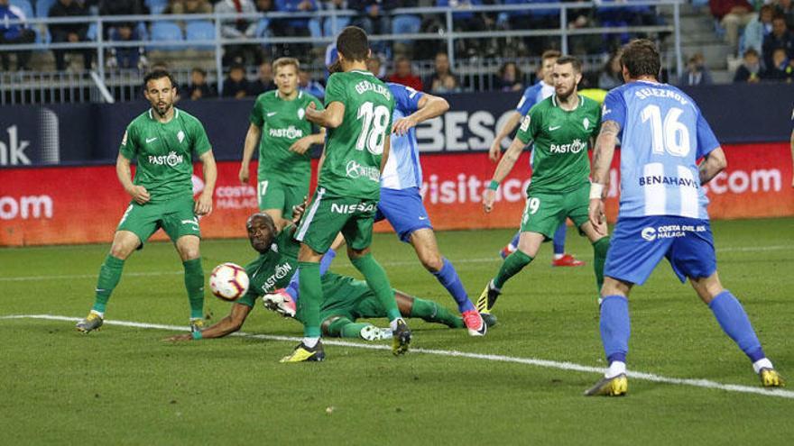 El Málaga CF mereció más ante el Sporting, aunque los asturianos se adelantaron en el marcador y cualquier cosa pudo pasar en un esprint final de locos.