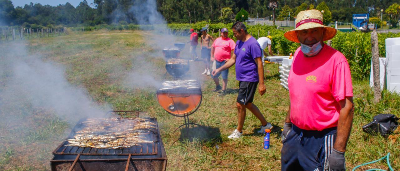 Siete parrillas fueron necesarias para asar las sardinas de San Cristóbal