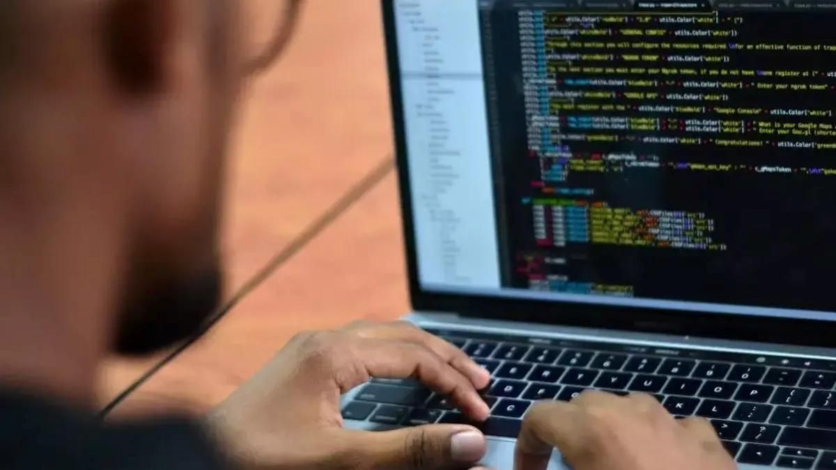 Un hacker experto en ciberseguridad, en una imagen de archivo. EFE/ Oskar Burgos