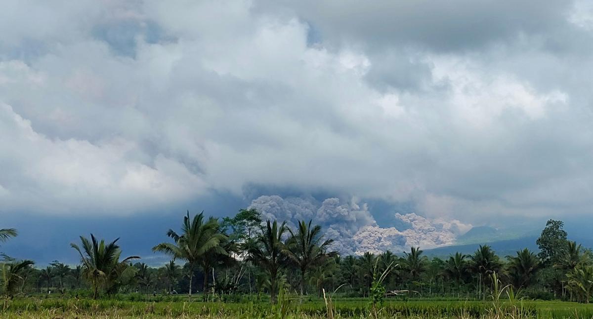 La isla de Java (Indonesia), en alerta por la erupción del volcán Semeru