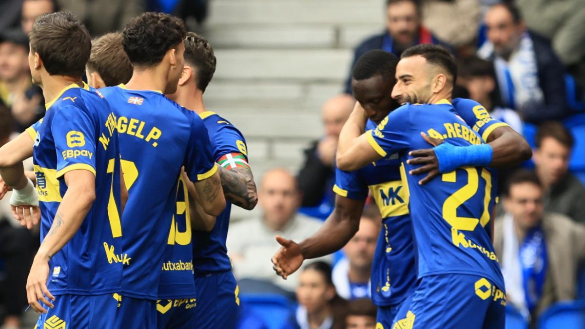 Los jugadores del Alavés celebrando uno de sus goles ante la Real Sociedad