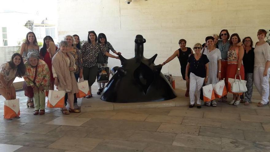 Las matronas posan con &#039;La Maternité&#039; de Joan Miró.