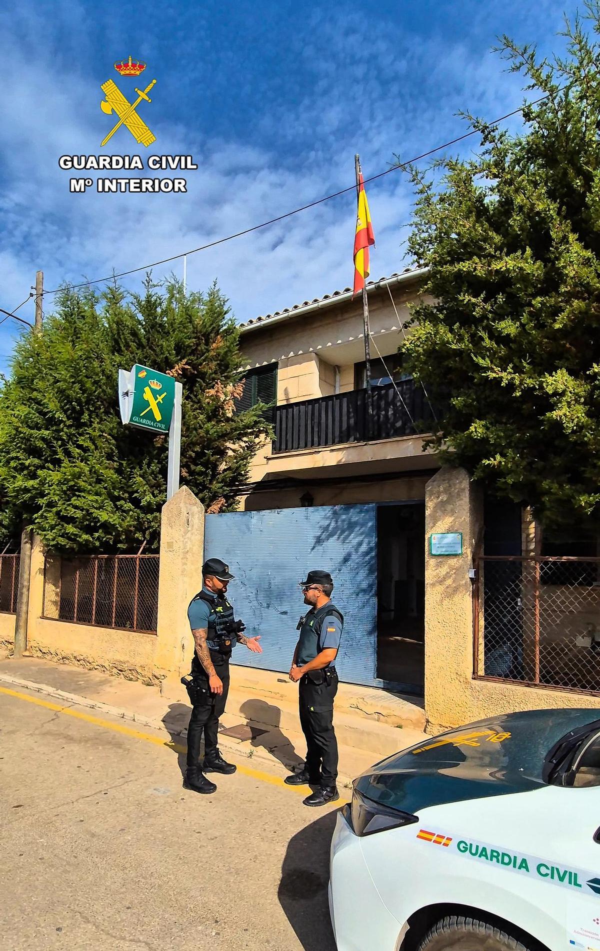 Dos agentes en el Cuartel de la Guardia Civil de Binissalem