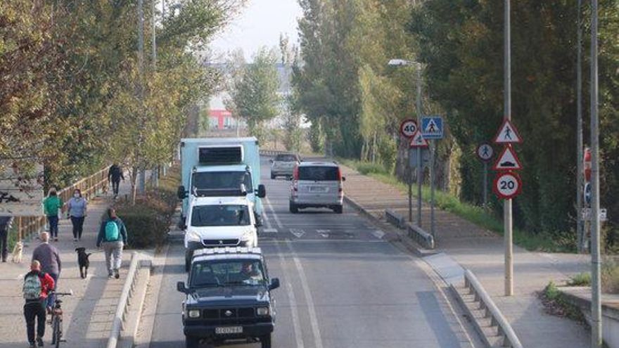 Alguns vehicles a la ronda sud de Figueres.