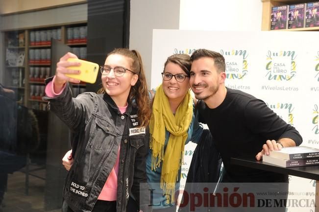 Javier Castillo firma su nueva novela, 'El día que se perdió el amor', en la Casa del Libro de Murcia