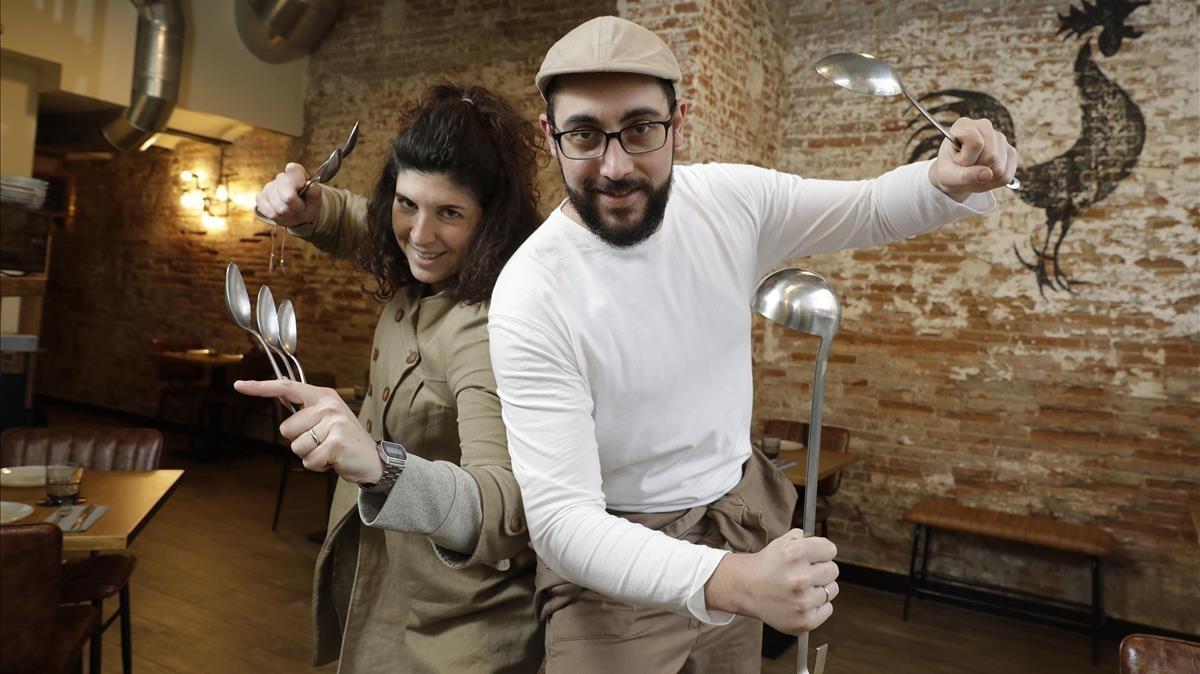 Patrícia Nieves y Jordi Asensio, con cucharas y cucharones en Can Culleres.