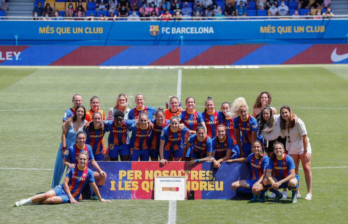Las jugadoras del Barça posaron junto a Vicky Losada Las jugadoras del Barça posaron junto a Vicky Losada
