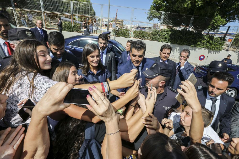 La Reina Letizia visita el IES Severo Ochoa de Elche.