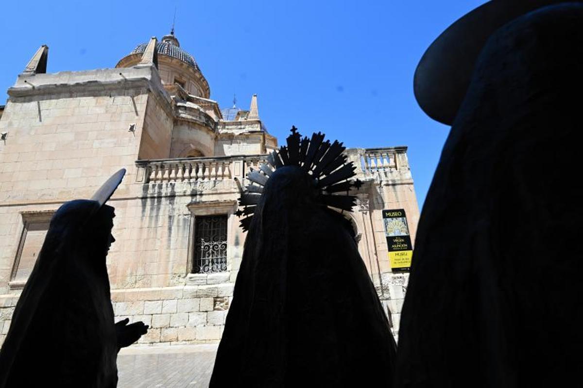 La basílica de Santa María de Elche, con la escultura de las Tres Marías en primer plano.