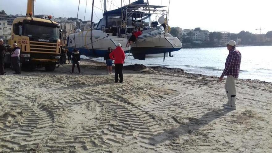 Gran despliegue para retirar el catamarán encallado en Santa Ponça