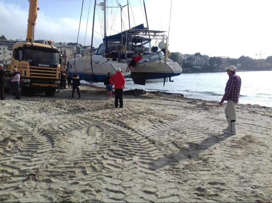 Gran despliegue para retirar el catamarán encallado en Santa Ponça