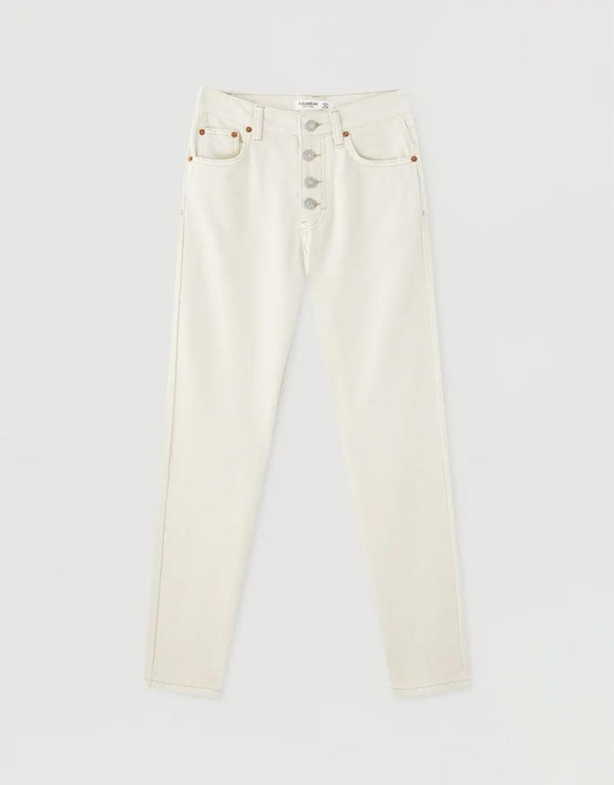 El pantalón vaquero y blanco de Pull&Bear que más estiliza