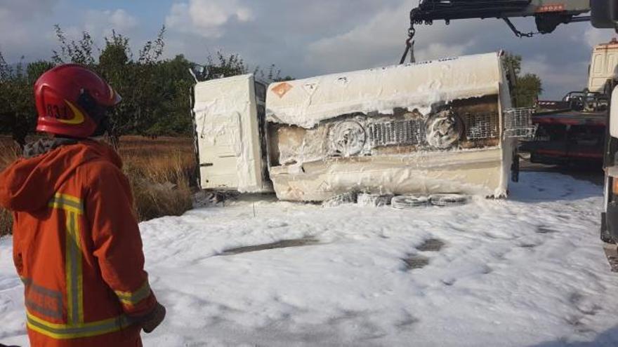 Accidente de un camión cargado con 4.500 litros de gasóleo en Llosa de Ranes