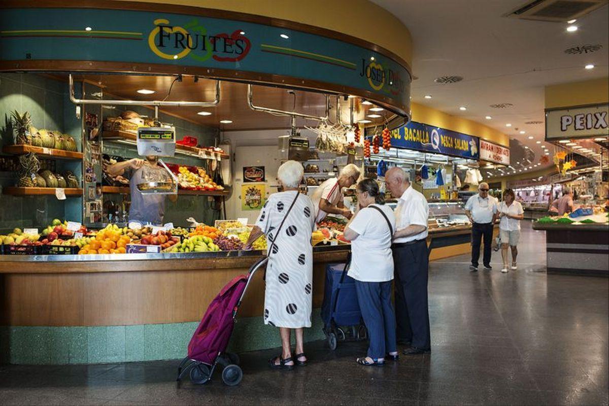 Parada en el mercado de frutas y verduras.