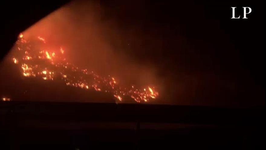 La noche y el viento complican el incendio de Tasarte