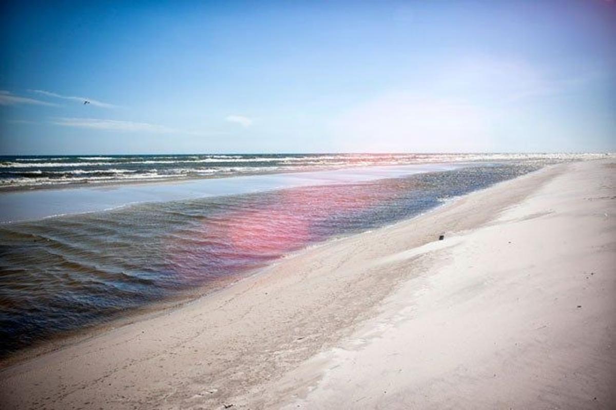 Playa de arena blanca en la isla de Bornholm.