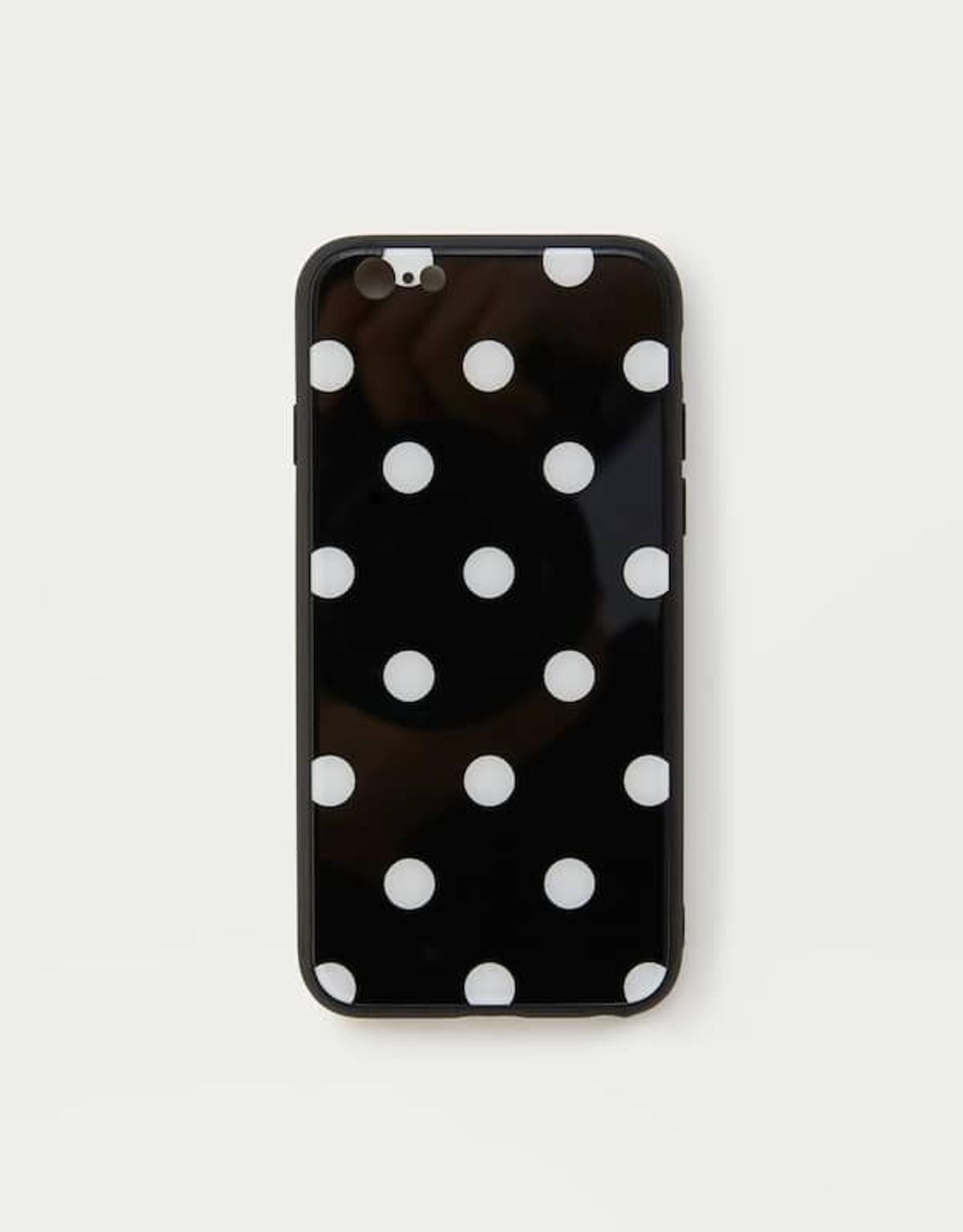 Carcasa de smartphone de lunares de Pull&amp;Bear. (Precio: 7, 99 euros)