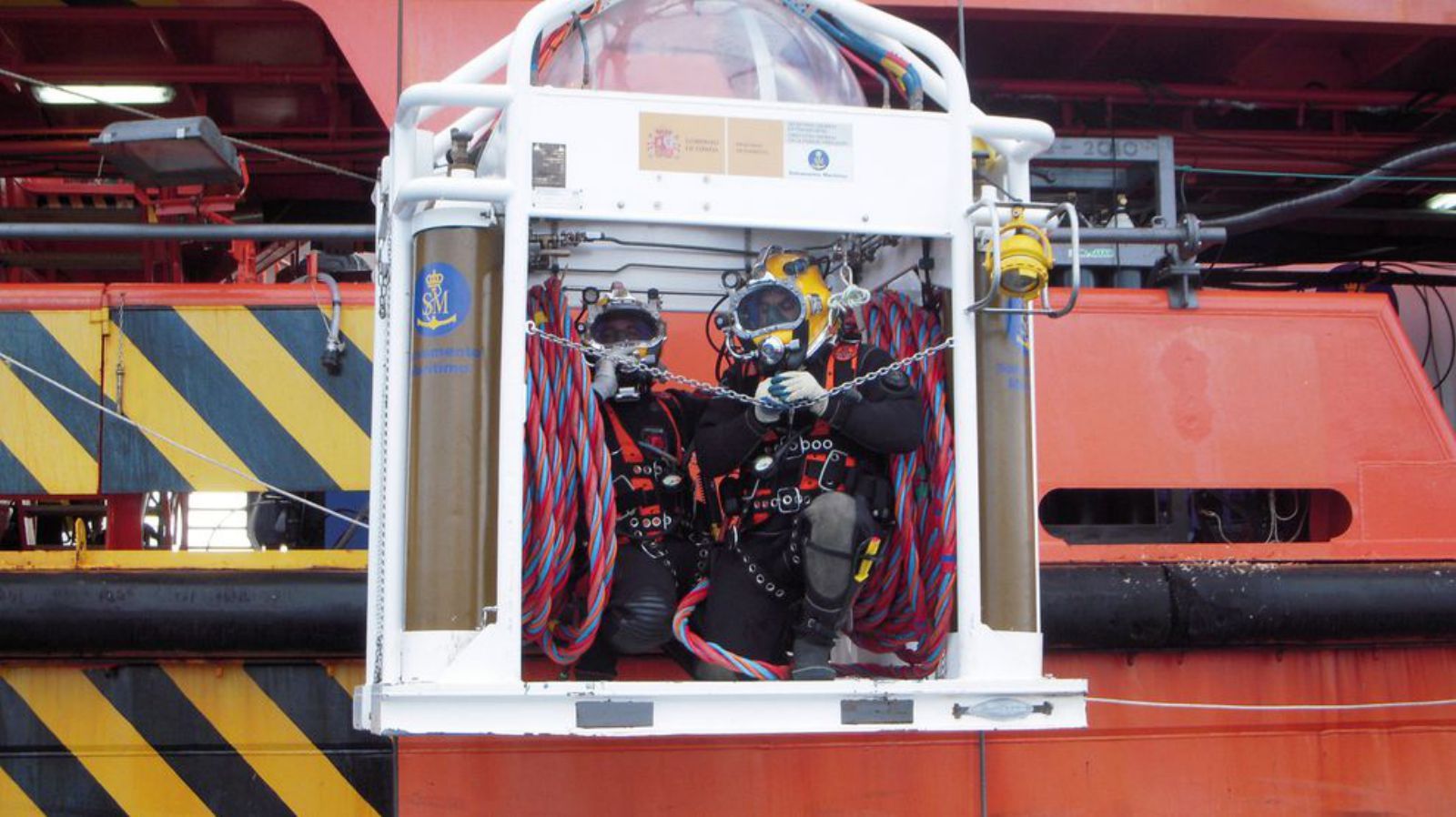 Campana de buceo con dos buzos en el interior.   | // SASEMAR