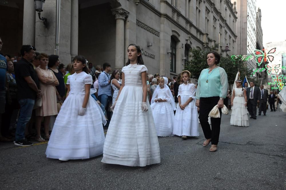 La imagen de la patrona de la provincia recorrió las calles del centro arropada por cientos de personas.