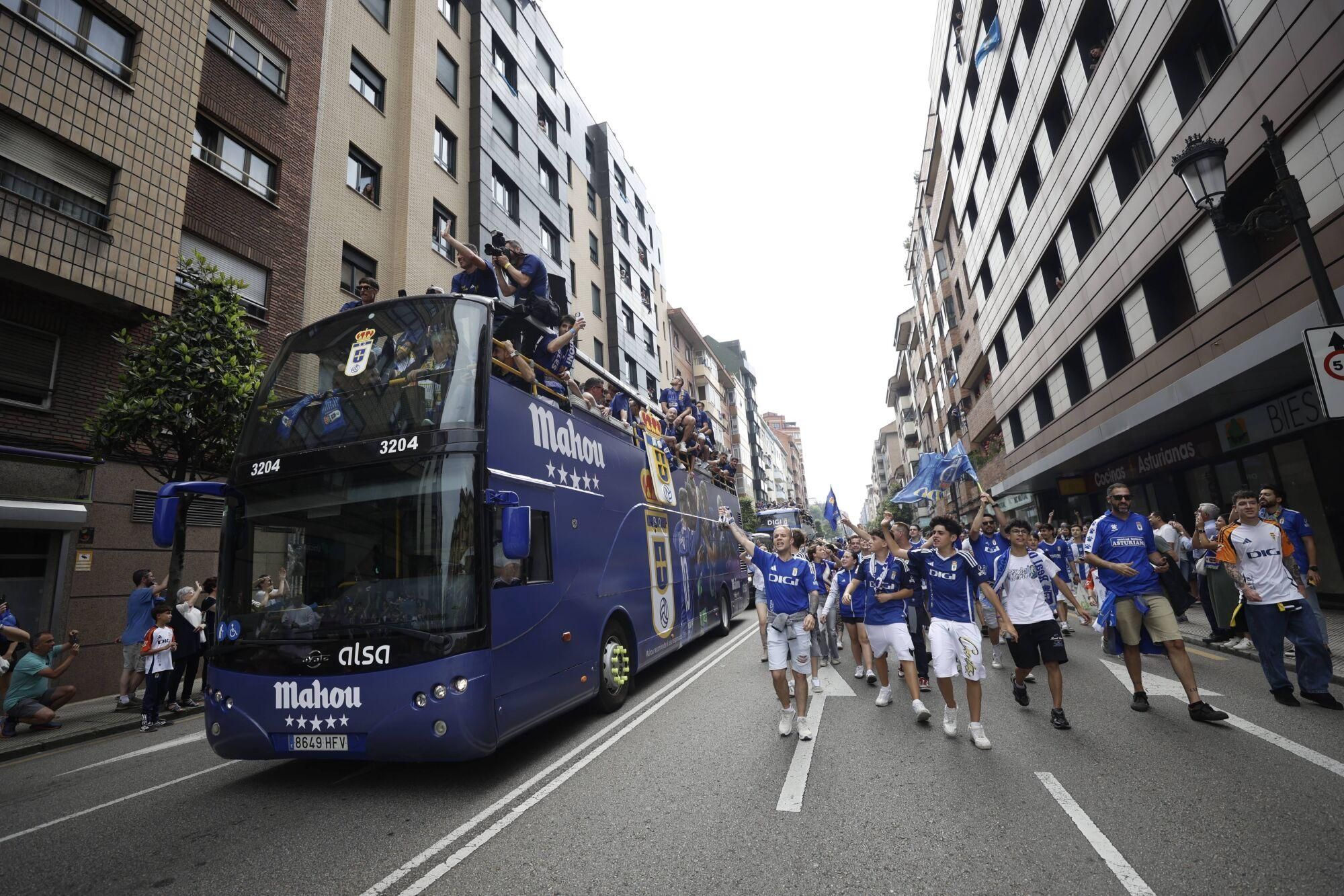 Locura azul en las calles de Oviedo para celebrar el ascenso del equipo a Primera División