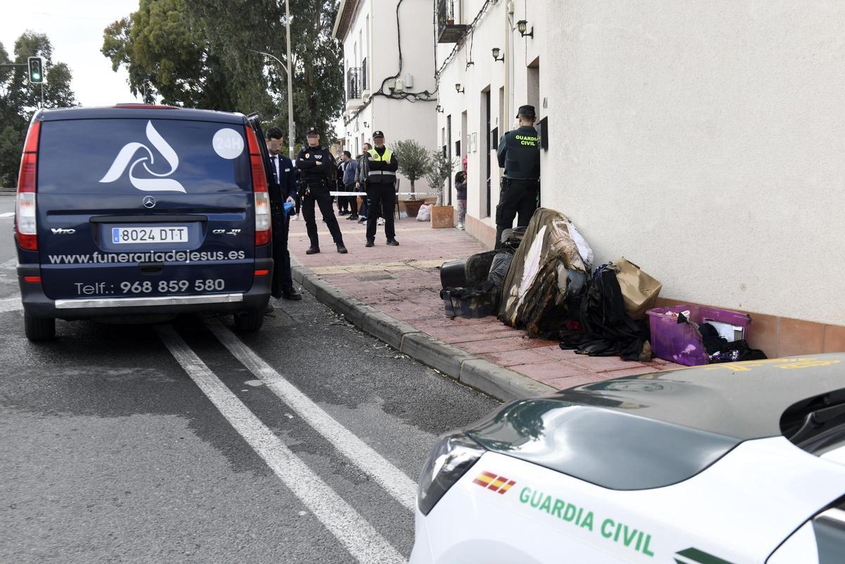 Furgón funerario, agentes y enseres sustraídos del interior de la vivienda, en la que se apreciaba la acción del humo.
