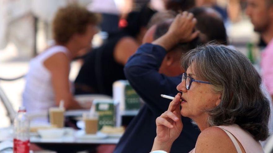 So nicht, Fräulein! Auf Restaurrantterrassen darf man weiterhin nicht rauchen.