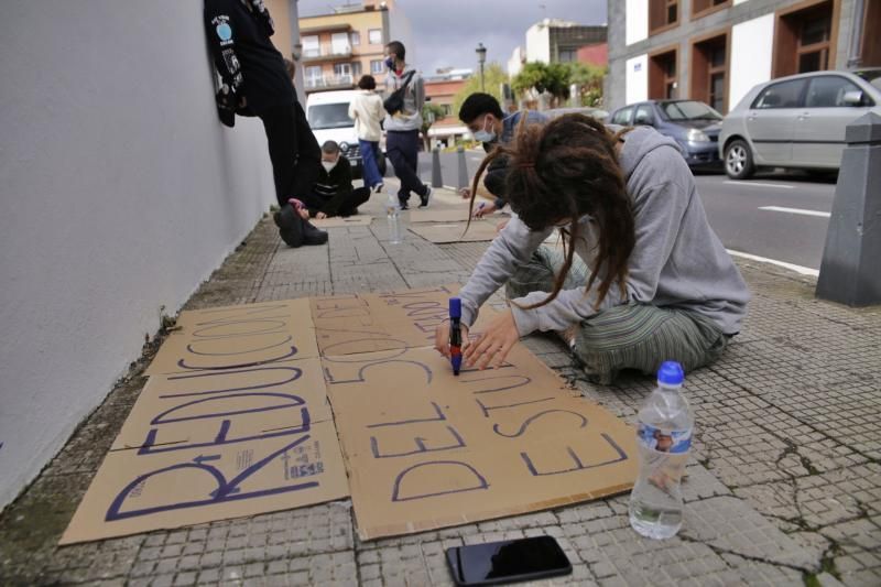 Estudiantes en el exterior del edificio del rectorado muestran su apoyo