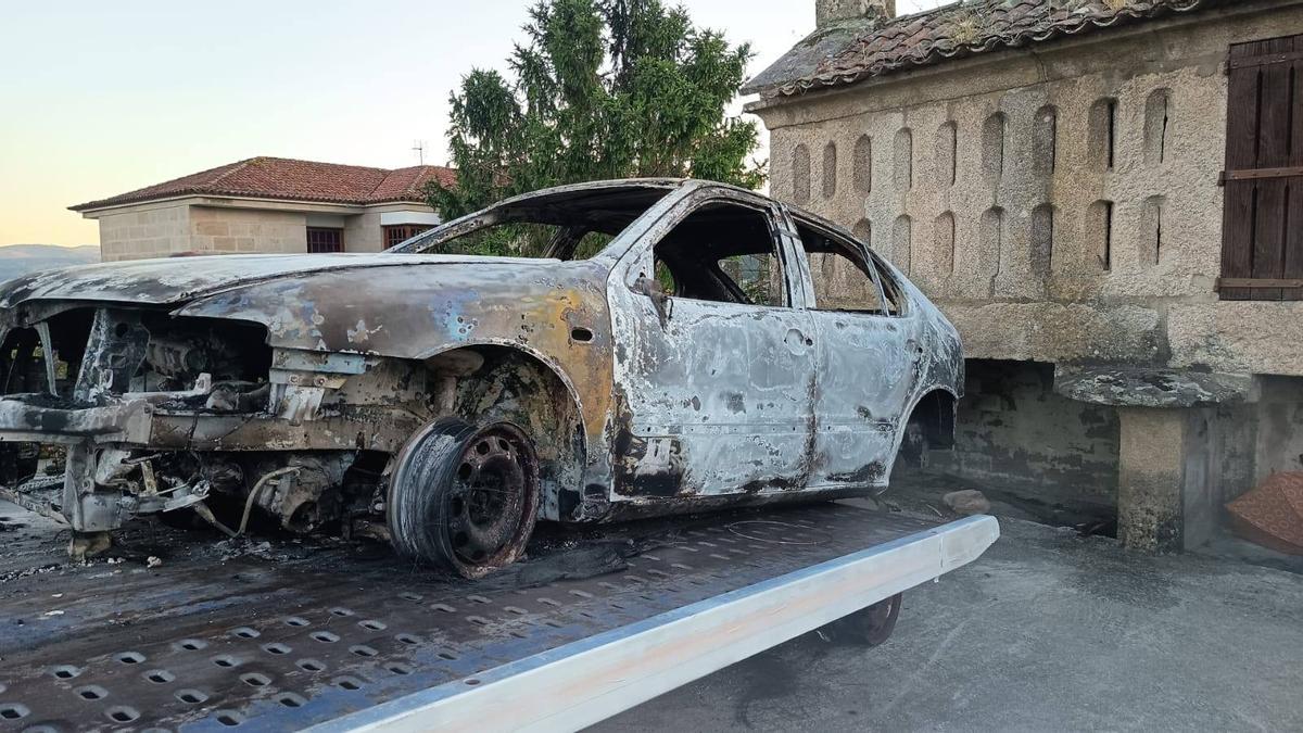Totalmente calcinado fue hallado el coche que le robaron a una vecina de Pontevedra en la zona de Monteporreiro, dos días después en una parroquia de Ponte Caldelas.