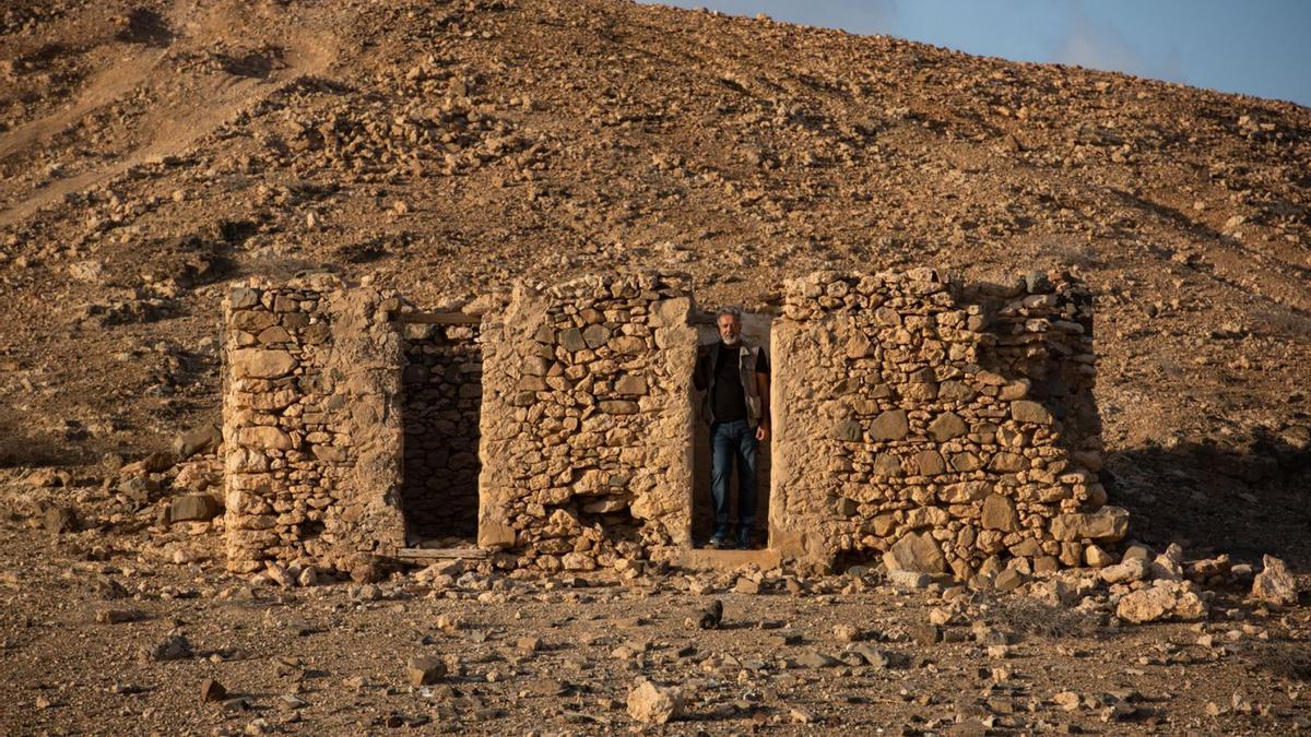 Juan Gopar en un paisaje árido de las Islas. | | EL DÍA