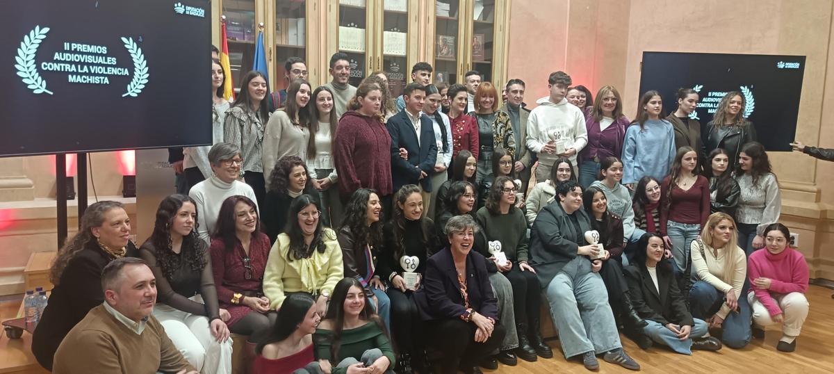Los alumnos de los centros premiados: CEE Lós Ángeles,  IES bárbara de braganza, IES Nuestra Señora de Bótoa, el IES Santiago Apóstol y el IES Benazaire