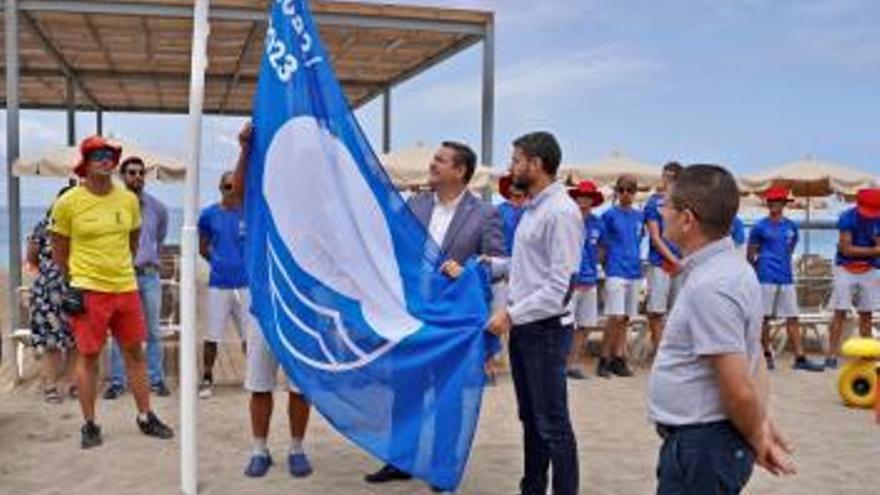 El alcalde coloca la bandera azul en Las Vistas. | | E.D.