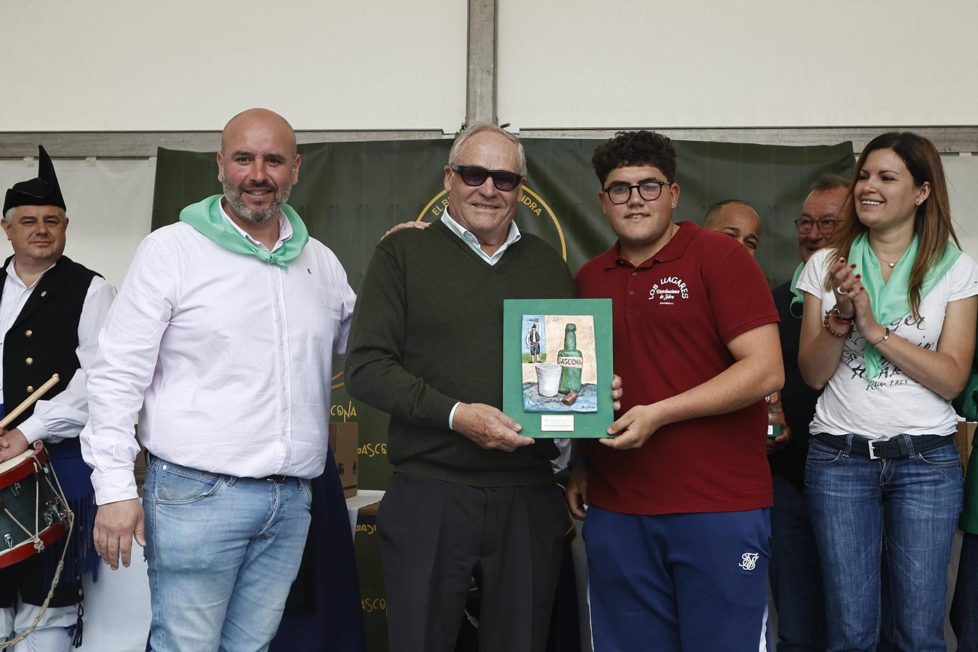EN IMÁGENES: El buen tiempo y el oviedismo maridan una preba de la sidra multitudinaria en Gascona